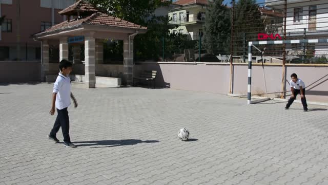 Antalya 'Yürüyemez' Denilen Mehmet Nuri, Şimdi Arkadaşlarıyla Futbol Oynuyor