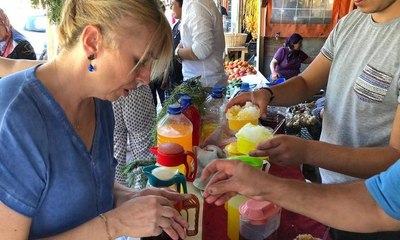 Çuval çuval getirip bardak bardak satıyorlar