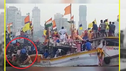 Lalbaugcha Raja के visarjan के दौरान जब Girgaum Chowpatty पर पलट गई Boat | वनइंडिया हिन्दी