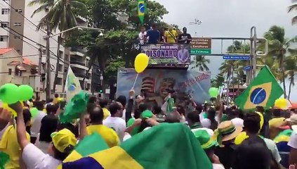 Apoiadores de Bolsonaro comparam mulheres a cadelas em música
