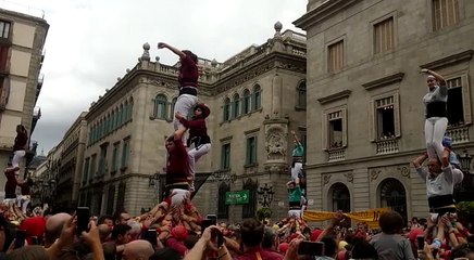 Aixequen pilars per la llibertat dels presos polítics a la diada castellera de la Mercè