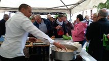 Le chef Youness, du restaurant Le Wagon à Plombières-les-Bains, cuisine en direct