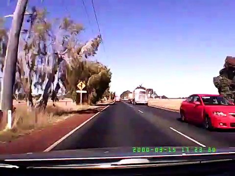 Un camion perd sa remorque à pleine vitesse, face à une voiture