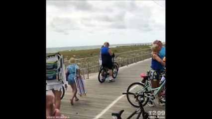 Ce raton fait une chute de 40 mètres dans le vide et, à la stupéfaction de tous, repart comme si de rien n'était