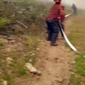 Des pompiers se font voler une lance à incendie par une tornade de feu