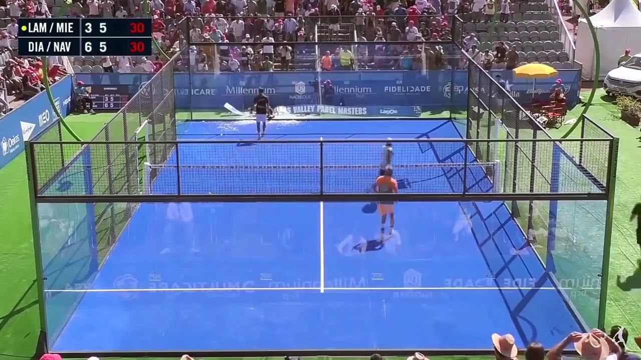 Un joueur de padel tennis saute sur une vitre en plein match et la fracasse !
