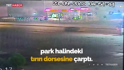 Otomobil tır dorsesinin altına girdi