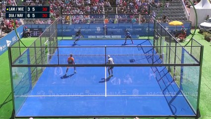 Un joueur de padel tennis traverse une vitre