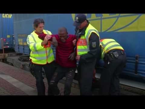 Inmigrantes escondidos debajo de vagones de un tren en Alemania