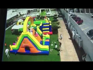 Fuertes vientos arrastran inflables con niños dentro