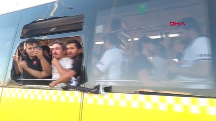 Spor Beşiktaşlı Birkaç Taraftar, Otobüse Zarar Verdi