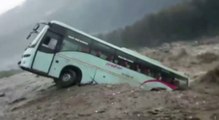 Inde : un bus emporté par les eaux