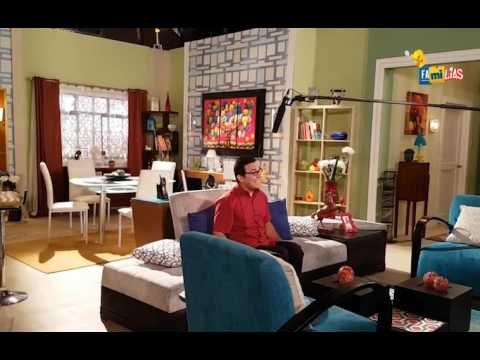 Mira el tras cámaras de Carlos Vaca contando un chisme.