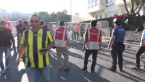 Spor Fenerbahçeli Taraftarlar Ülker Stadyumu Çevresinde Toplandı