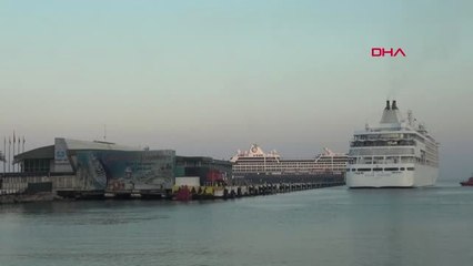 Aydın Kuşadası'na 2 Yolcu Gemisi Demir Attı