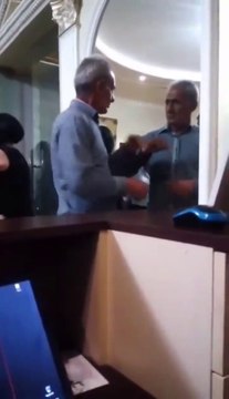 Un homme a un problème avec un autre homme qui n'est autre que lui meme