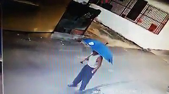 Deux voleurs s'en prennent à un vieil homme qui a du mal à marcher