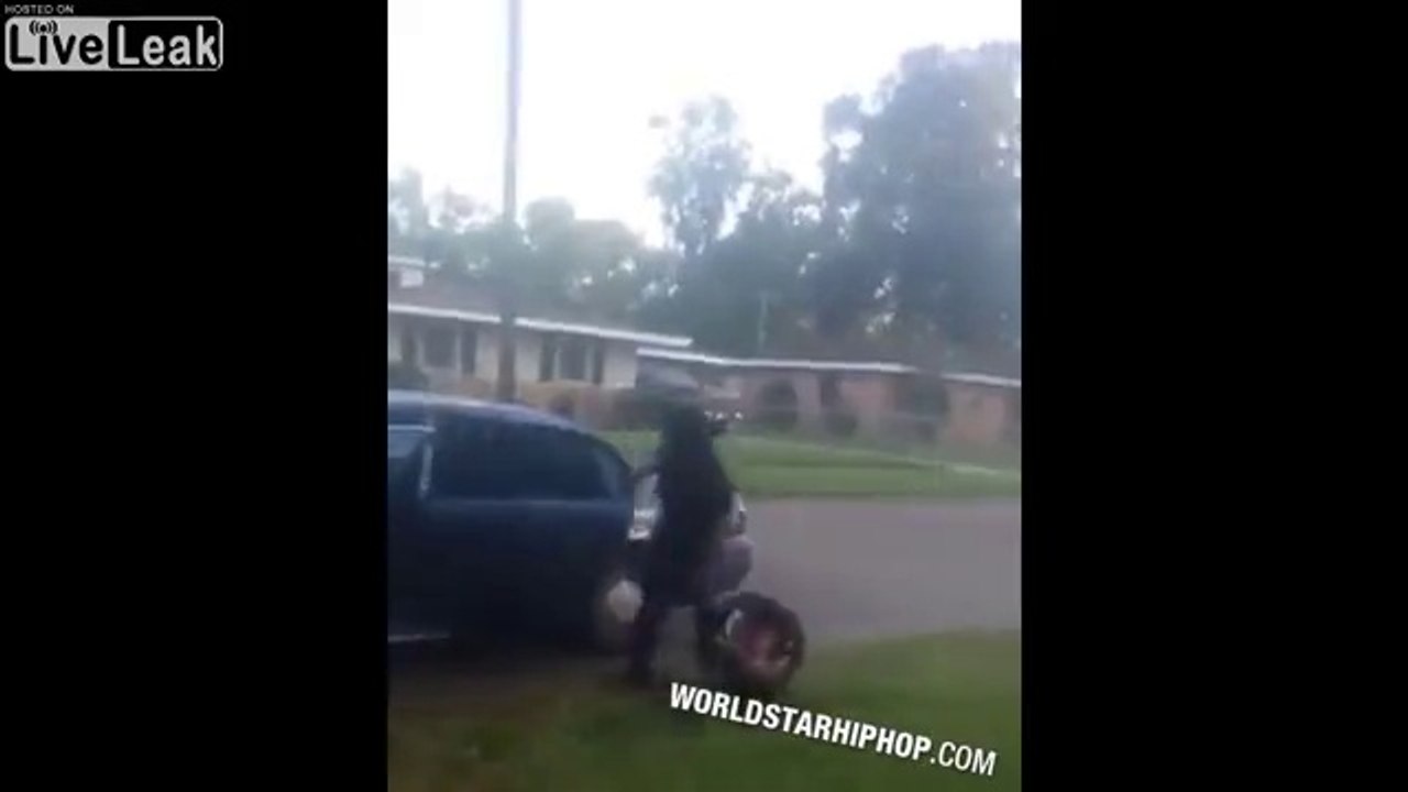 Cette folle jette son bébé hors de la voiture !