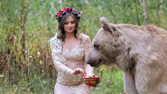 Elle pose en photo avec un OURS géant en Russie...