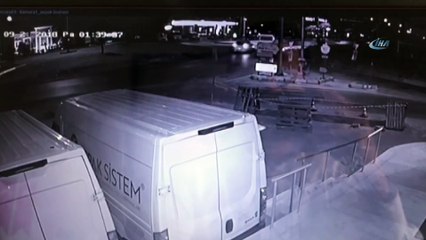 Akıllı kavşağa hızlı giren otomobil takla attı... O anlar kamerada