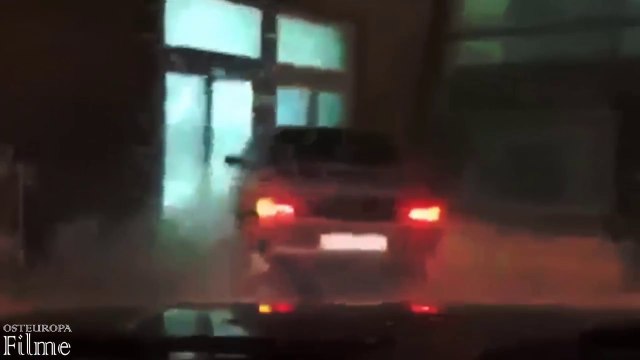 Ein Fahrer lief von der Polizei und trat mit dem Auto in Einkaufszentrum