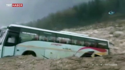 Hindistan’da otobüs nehirde böyle sürüklendi