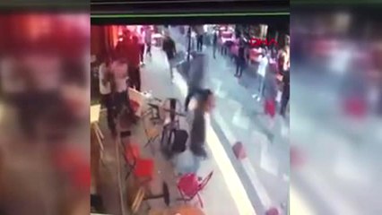 Yalova'da Polisten Kaçan Genç Otomobille Kalabalığın Arasına Daldı