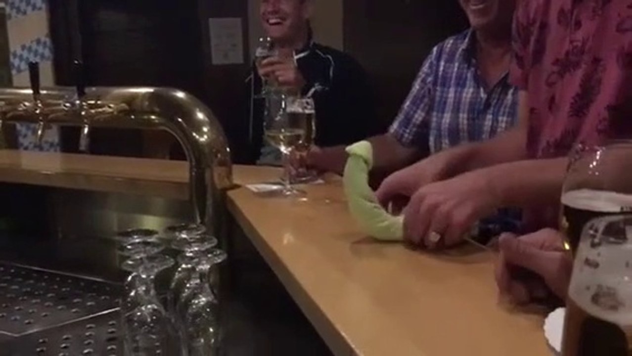 Il fait un tour de magie incroyable à la serveuse