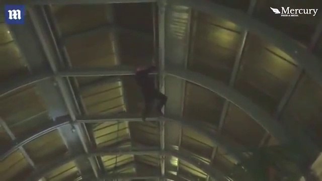 Un idiot bourré grimpe à un poteau et fait une grosse chute