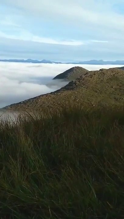 Ce campeur ouvre sa tente et tombe sur le plus beau des décors : mer de nuages