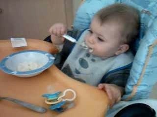 Ethan mange tout seul