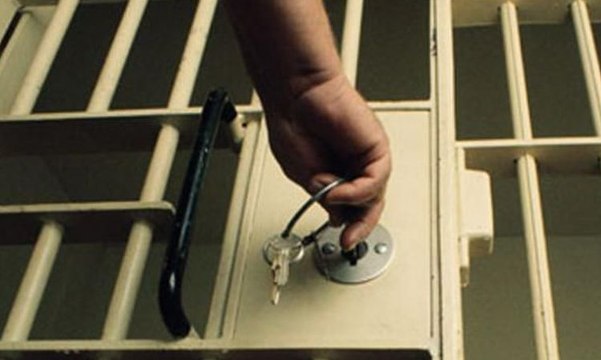 Polisi Kejar 10 Tahanan Polres Kepulauan Seribu yang Kabur