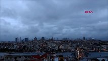 İstanbul'da Gökyüzünü Kara Bulutlar Kapladı