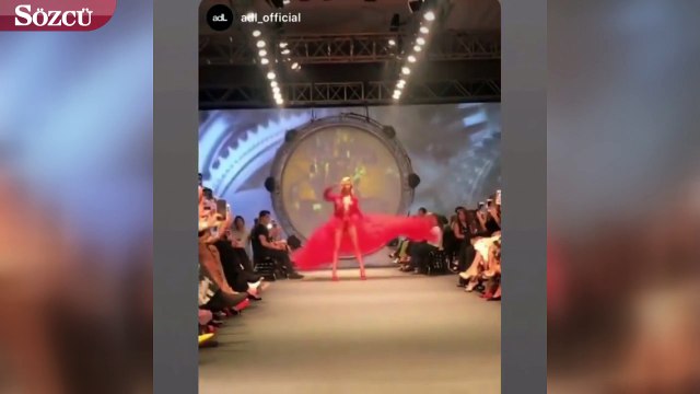 Çağla Şikel Cengiz Abazoğlu'nun defilesinde podyumda