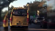 Yolcuların kapıdan sarktığı minibüste tehlikeli yolculuk kamerada