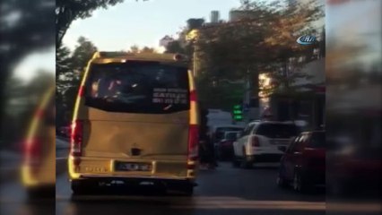 Yolcuların kapıdan sarktığı minibüste tehlikeli yolculuk kamerada