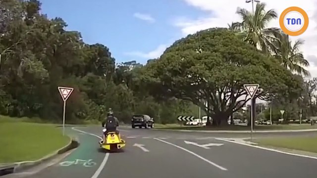 Quand les jet skis se mettent à rouler sur la route !