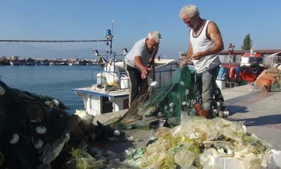 Palamut için ağ attı, naylon çekti