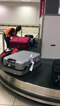Ce bagagiste prend soin des valises de la plus belle des façons