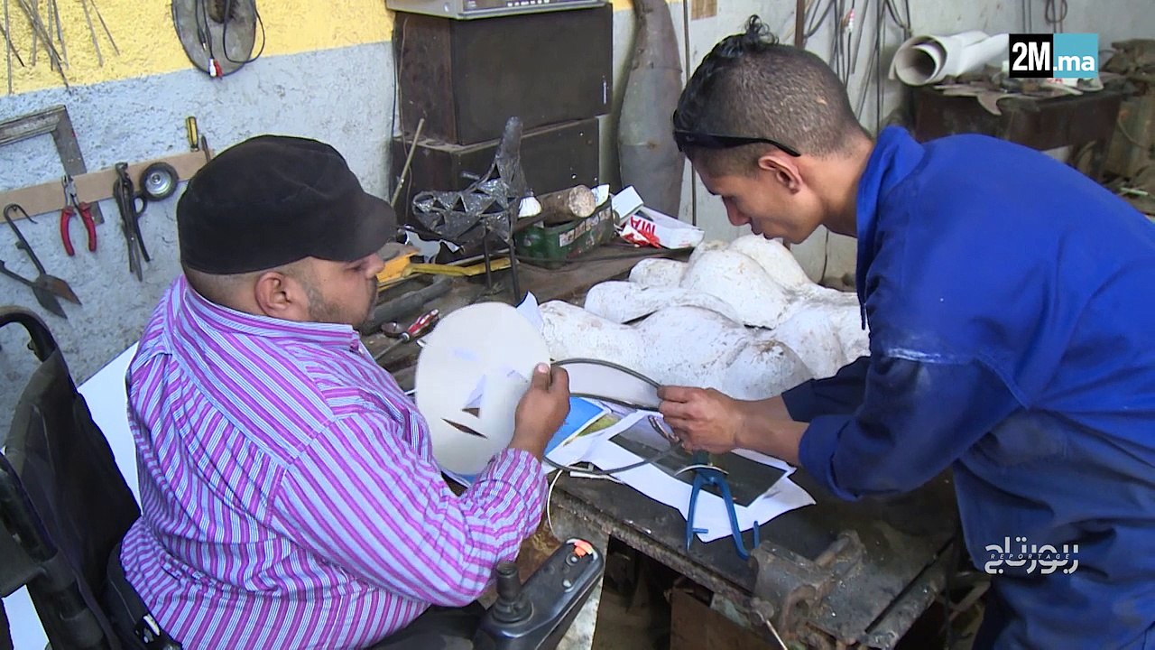 على كرسيه المتحرك... حسن عميرات يهزم الإعاقة بالإبداع و الأمل