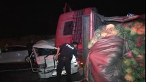 TEM’de Minibüsle Çarpışan Lahana Yüklü Kamyon Yan Yattı: 1’i Ağır 2 Yaralı