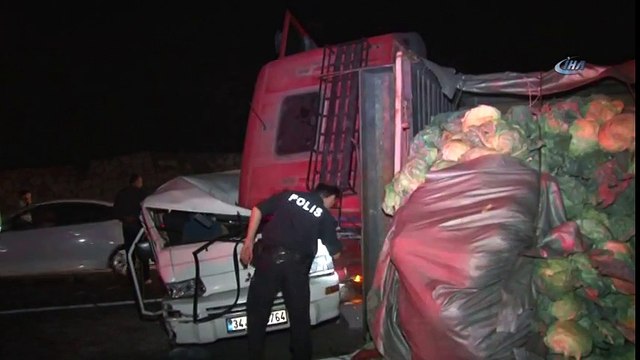 TEM’de Minibüsle Çarpışan Lahana Yüklü Kamyon Yan Yattı: 1’i Ağır 2 Yaralı