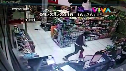 Rekaman CCTV Geng Motor Serang Minimarket Pakai Celurit
