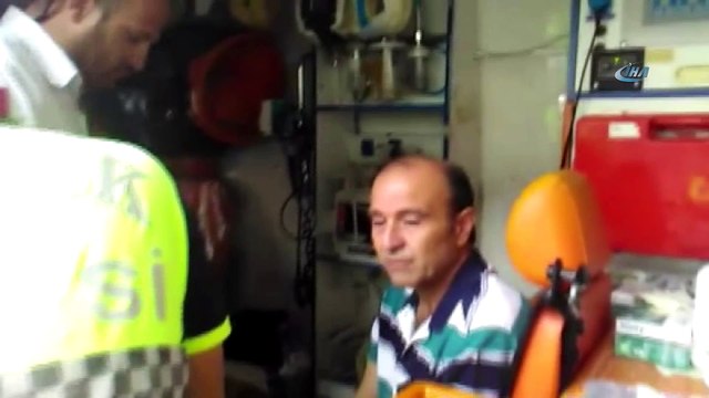 Terminalde yolcuların arasına dalan otobüs kamerada