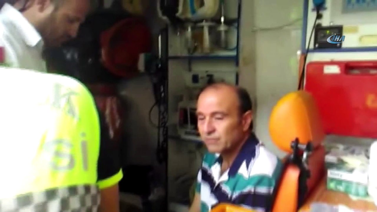 Terminalde yolcuların arasına dalan otobüs kamerada