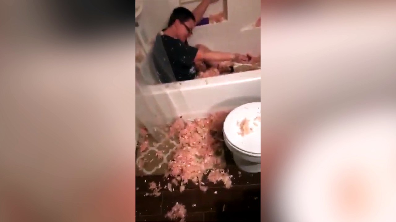 Así son en Texas: Atraviesa el techo... ¡y cae en tu bañera!