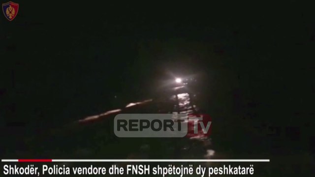 Report TV - Dolën për peshkim, momentet kur FNSH shpëton dy persona te laguna në Velipojë