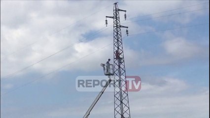 Report TV - Kuçovë, burri hipën në shtyllën e tensionit të lartë dhe kërcënon të hidhet