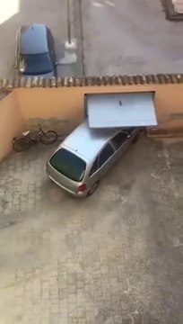 VÍDEO: ¡Ver para creer! Cómo destrozar tu coche al salir de tu garaje (y no cesar en el empeño)