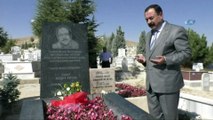 Bozlak ustası Neşet Ertaş, ölüm yıl dönümünde mezarı başında anıldı